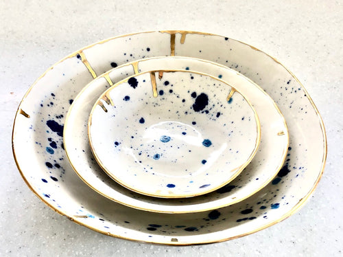 Set of three bowls - 'frosty' porcelain with gold lustre rim